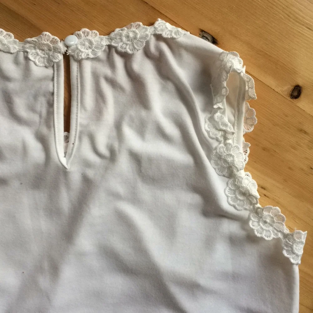 Adiva S white floral scalloped lace overlay sleeveless top - Picture 4 of 9
